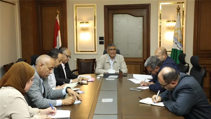 محافظ الجيزة: يجب الاستفادة من التجارب الناجحة فى ملف الجمع السكني للمخلفات 