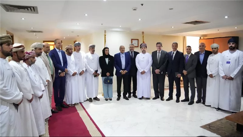 وفد رجال الأعمال العُماني يبحث سبل التعاون الاستثماري مع اتحاد الغرف التجارية 
