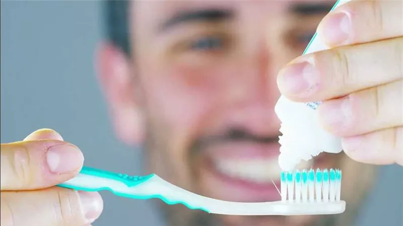 هل معجون الأسنان يهدد الأطفال؟.. دراسة تحذر من مكونات سامة تهدد صحتهم