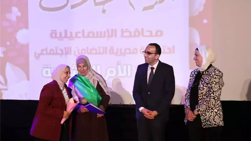 نائب محافظ الإسماعيلية يشيد بدور المرأة ويكرم أمهات شهداء الوطن