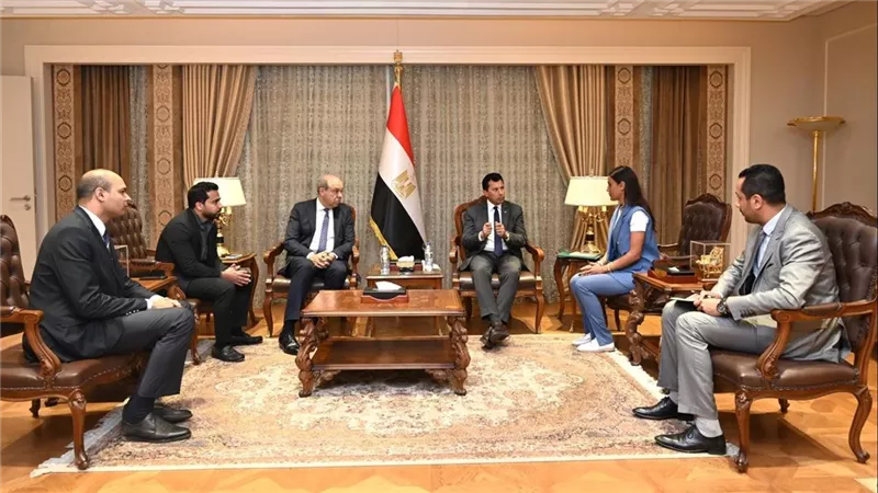 وزيرا الشباب والرياضة والطيران يبحثان سبل دعم أبطال الاسكواش 
