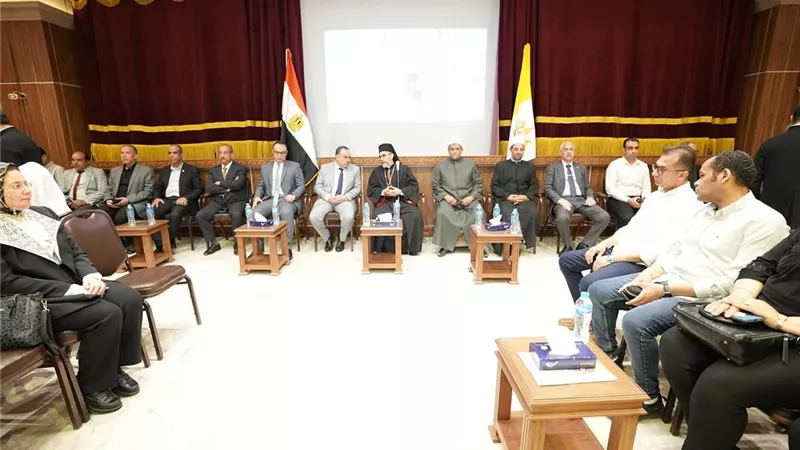 محافظ أسيوط يقدم العزاء في وفاة البابا فرنسيس بمطرانية الأقباط الكاثوليك |صور