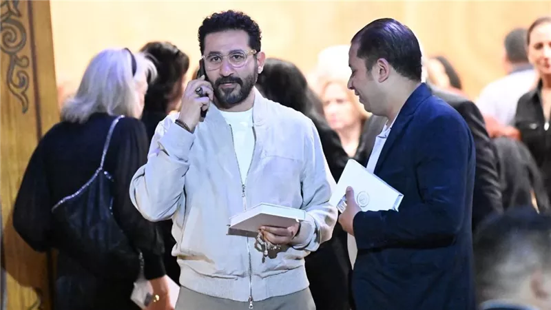احمد حلمي وهالة سرحان .. ابرز الحاضرين في عزاء  زوج سناء منصور 