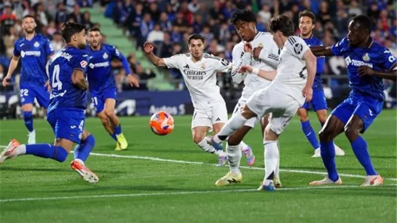 قبل معركة الكلاسيكو..  ريال مدريد يعبر كمين خيتافي ويطارد برشلونة