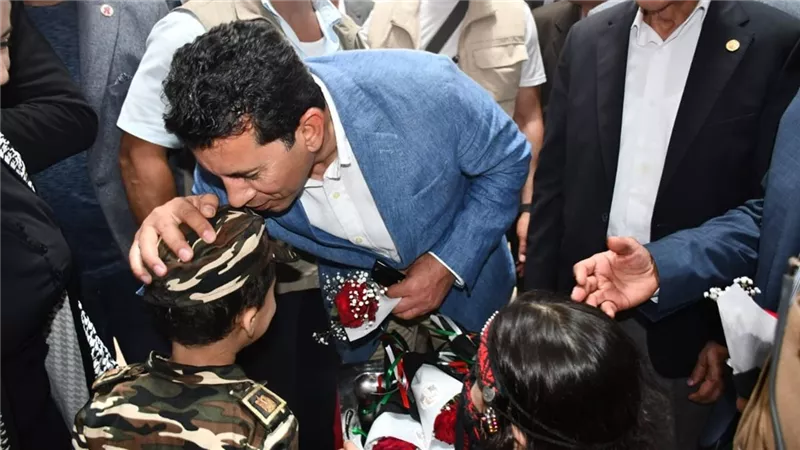 صبحي ومحافظي شمال سيناء ومطروح يفتتحون معرض لمنتجات الشباب الحرفية والتراثية