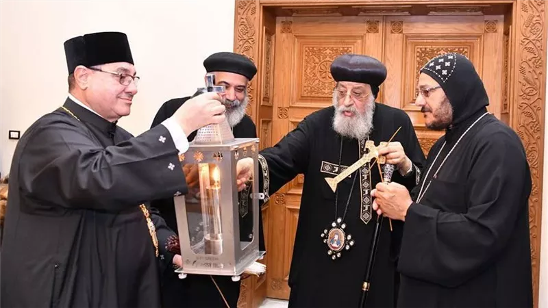 البابا تواضروس الثاني يتسلم النور المقدس من قبر السيد المسيح 