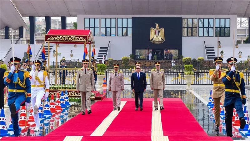 الرئيس السيسي يضع إكليل من الزهور على قبر الرئيس أنور السادات