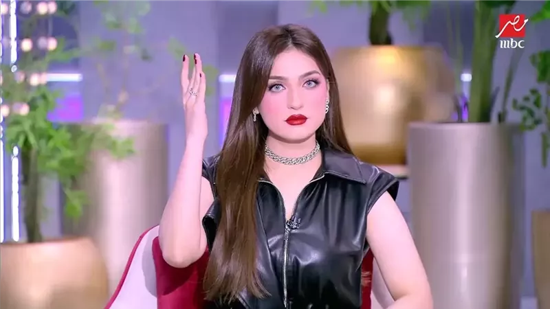 «بالدلع والرقة».. ياسمين عز توجه نصائح للسيدات 
