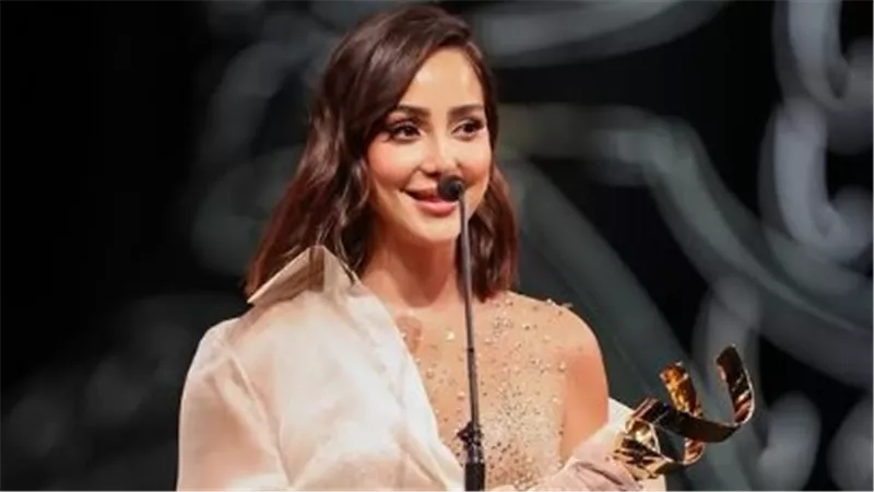 شكرا لكم من أعماق قلبي..بسمة بوسيل تحتفل بتكريمها في مهرجان إيمي جالا