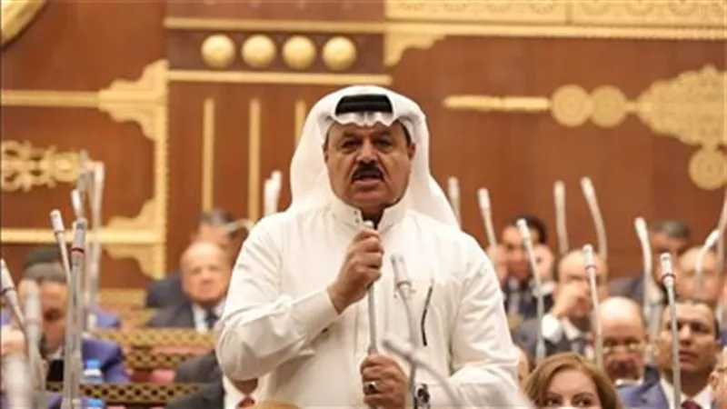 طبيب مصري يرفع علم بلاده في حفل تخرجه.. وفايز أبو حرب يعلق: الفخر بمصر فوق كل شيء 