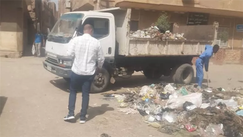 زيف للدماء.. رحلة معاناة عمال النظافة مع الأكياس الزجاجية والمخلفات طبية بقنا