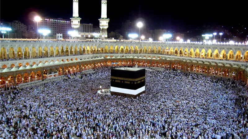 دار الإفتاء توضح حكم استخدام الدبوس والمكبس في ملابس الإحرام للرجال