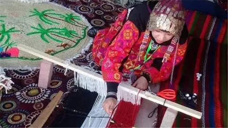 في ذكرى تحرير سيناء 2025 .. تعرف على صناعة الكليم السيناوي 