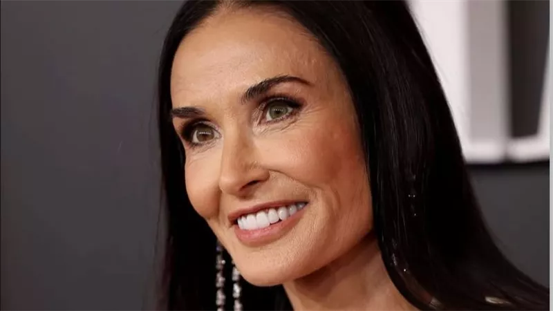 أناقة وتميز .. النجمة ديمي مور تخطف الأنظار في حفل Time 100 Gala