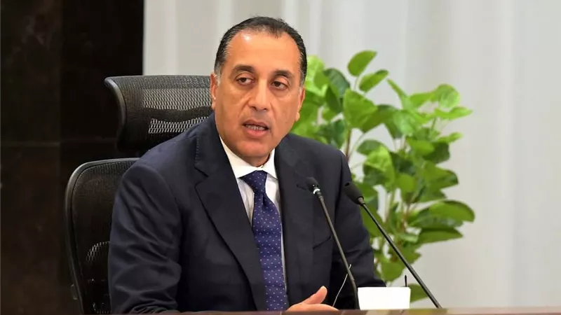 الحكومة: إتاحة المزيد من المحفزات والتيسيرات للمستثمرين بقطاع البترول