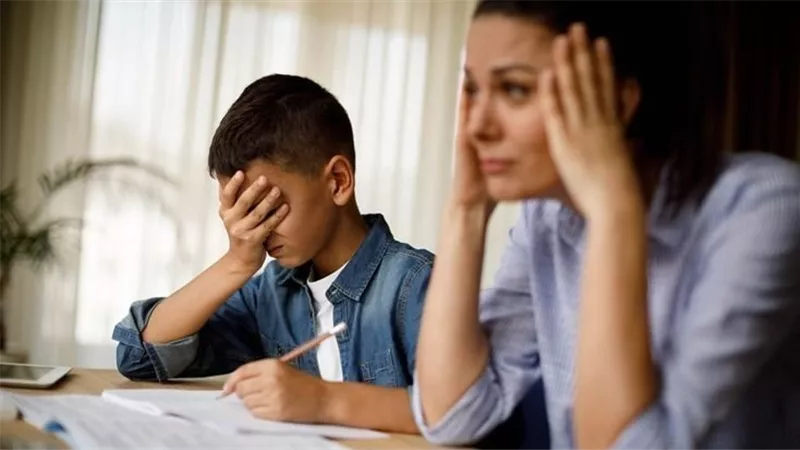 أخطاء شائعة ترتكبها الأمهات أثناء المذاكرة تؤثر على تركيز الطفل