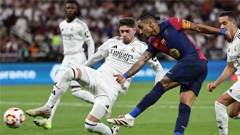 تشكيل الكلاسيكو فيني ومبابي .. يامال ورافينيا أسلحة الريال وبرشلونة