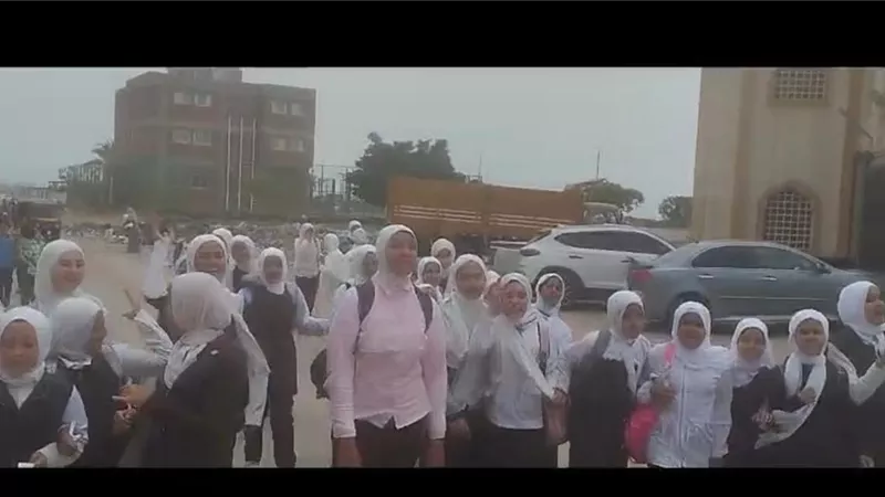 طالبات مدرسة الربع الإعدادية بكفر الشيخ ينظمون مظاهرة لعودة مديرهم المستبعد