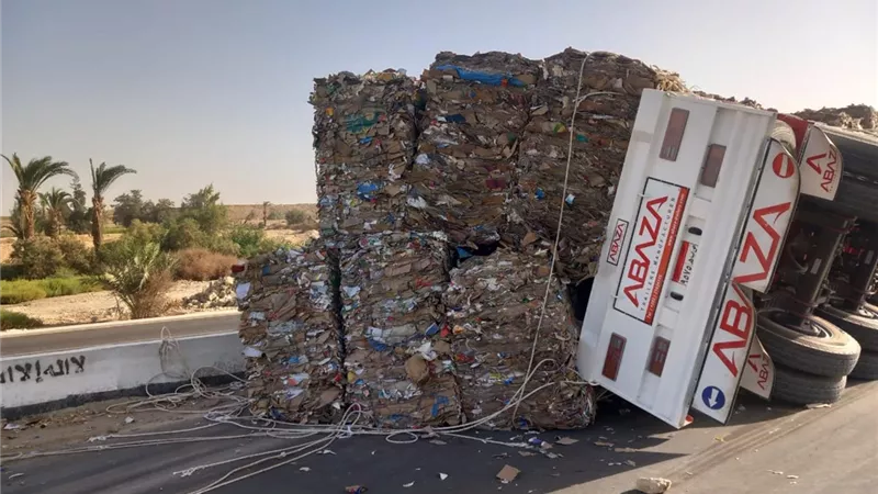 تعطل حركة المرور بمنشأة القناطر بسبب إنقلاب سيارة نقل محملة بالذرة