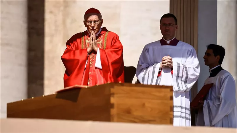 عميد مجمع الكرادلة يكشف عن رسالة البابا فرنسيس خلال قداس الجنازة