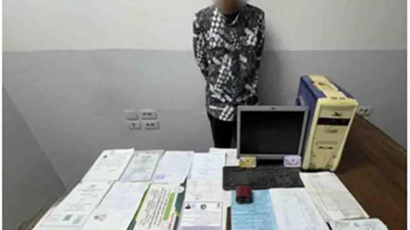 سقوط مزور المحررات في الشرقية.. أختام وشهادات وهمية مقابل المال داخل وكر محترف