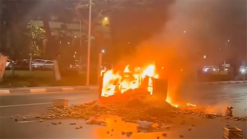 تفحمت بالكامل.. نجاة سائق اشتغلت سيارته في شارع صلاح سالم بالقاهرة
