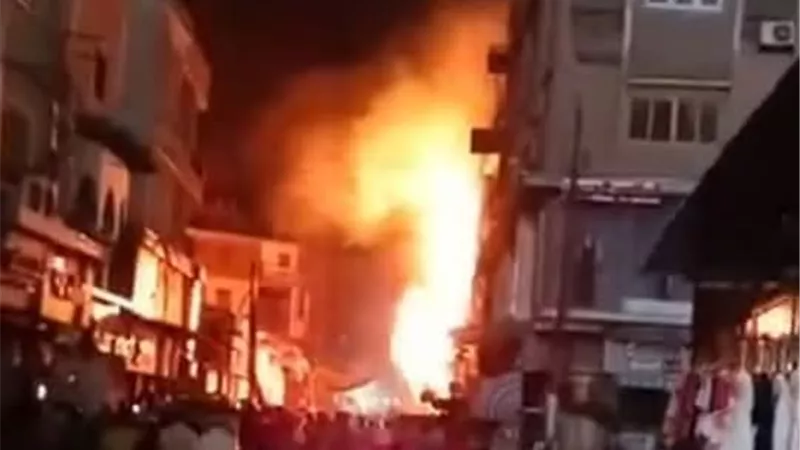 3 إصابات وخسائر مادية.. السيطرة على حريق اندلع في محل بشارع البوستة بالشرقية