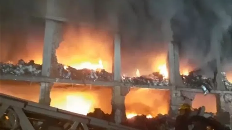 حريق يلتهم مخزن خردة بمدينة أكتوبر والحماية المدنية تمنع امتداده 