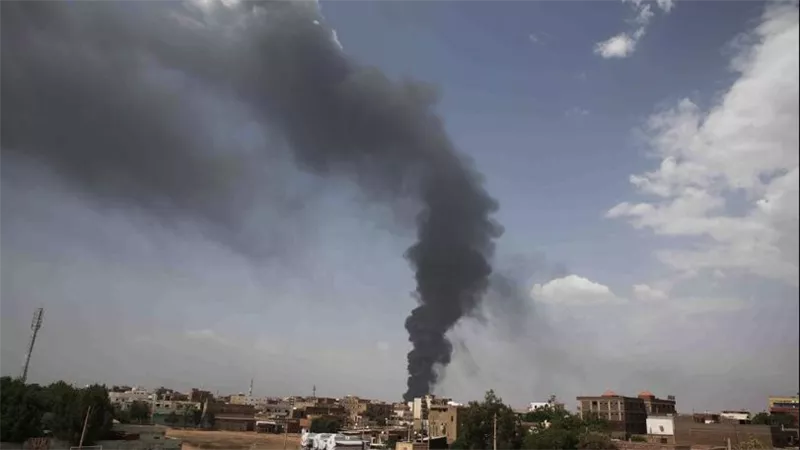 نُفذت بطائرات مسيرة.. انفجارات تهز أكبر قاعدة جوية للجيش السوداني في أم درمان