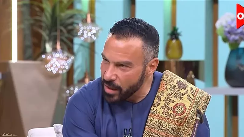«فخر لينا كلنا».. محمد خميس: الجلابية الصعيدي رمز الهوية المصرية  