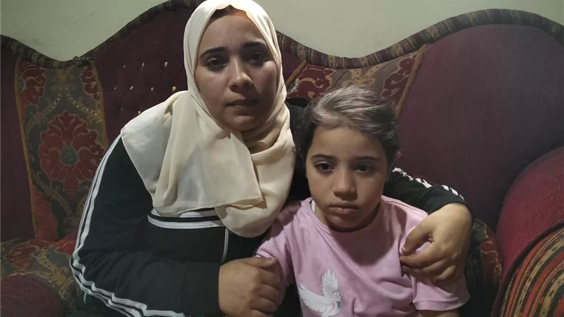 مش قادرين نعالج بنتنا.. سيدة تناشد الرئيس السيسي: عايزين عربية معاقين لجوزي