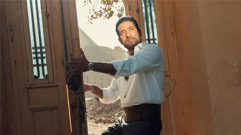 بإطلالة كلاسيكية.. أول ظهور لعمرو سعد أمام أهرامات الجيزة 