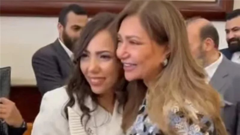 ليلى علوى تهنئ مديرة أعمالها مريم بزواجها وتنشر فيديو من كتب الكتاب