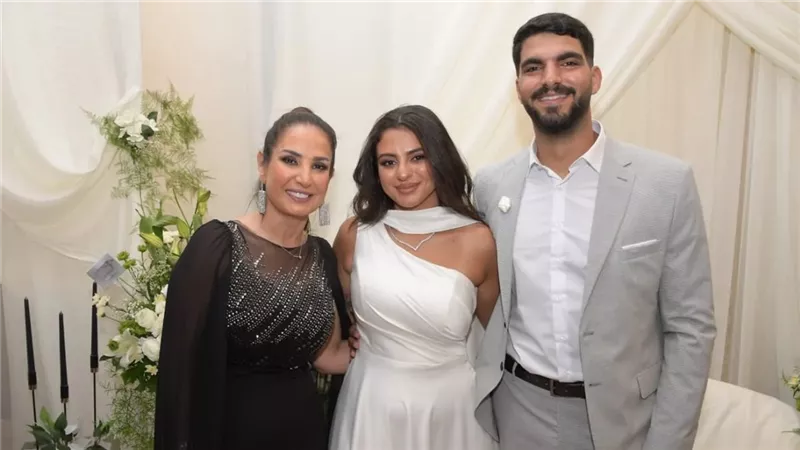  15 مايو .. أمل رزق تحتفل بحفل زفاف نجلتها هيا على أدم العربي (خاص ) 