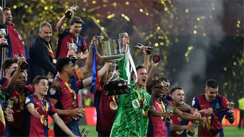 برشلونة يهزم ريال مدريد في مباراة ماراثونية ويتوج بطلا لكأس ملك إسبانيا