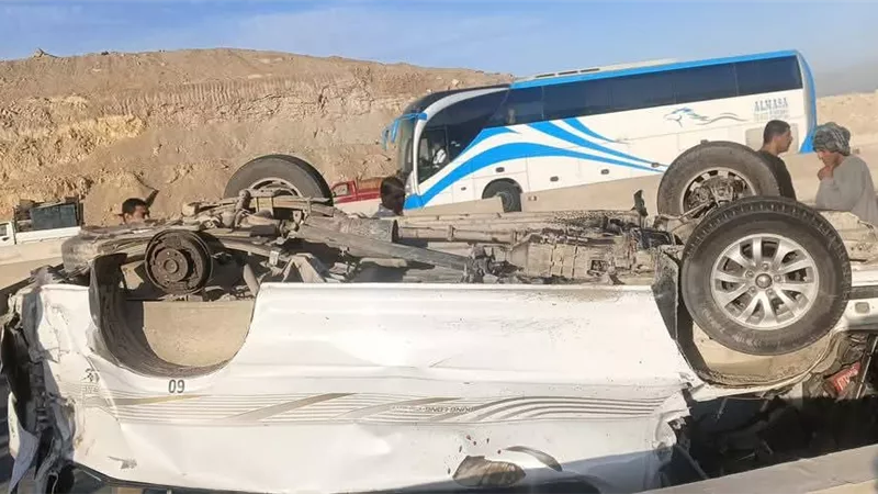 مصرع وإصابة ١٢ شخص بسبب انقلاب ميكروباص بالطريق الصحراوي الشرقي