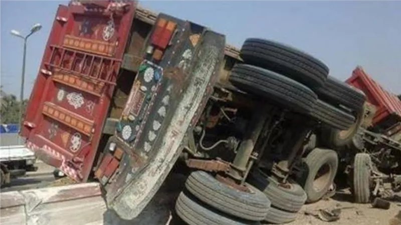 انقلاب سيارة نقل مقطورة محملة بالأعلاف بمدينة أكتوبر