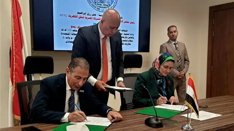 المصرية لنقل الكهرباء توقع عقد خطوط ربط محطة سكاتك الشمسية بالشبكة القومية