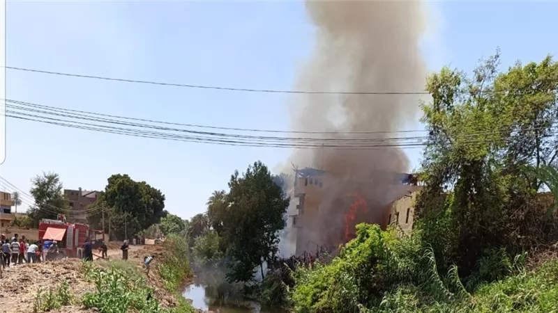 السيطرة على حريق هائل التهم منزلا من الطوب اللبن بالأقصر.. خسائر مادية كبيرة 