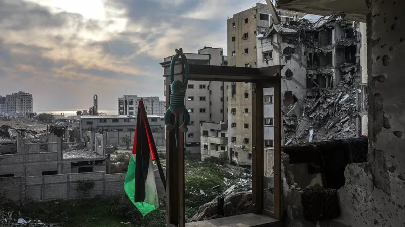 شهيد ومصابون في غارة إسرائيلية على مخيم جباليا شمالي قطاع غزة
