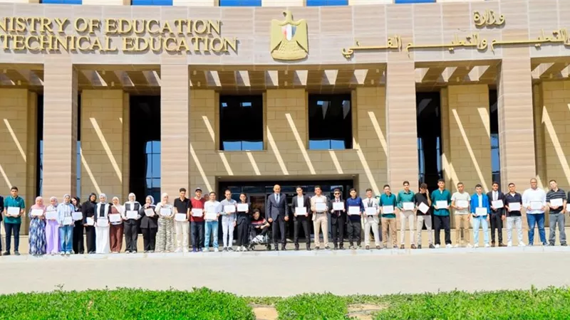 وزير التعليم يكرم أوائل الثانوية العامة 2026: أنتم أبطال حقيقيون ومصر تفخر بكم