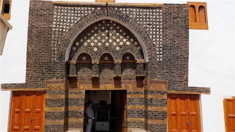 خلف معبد خنوم..