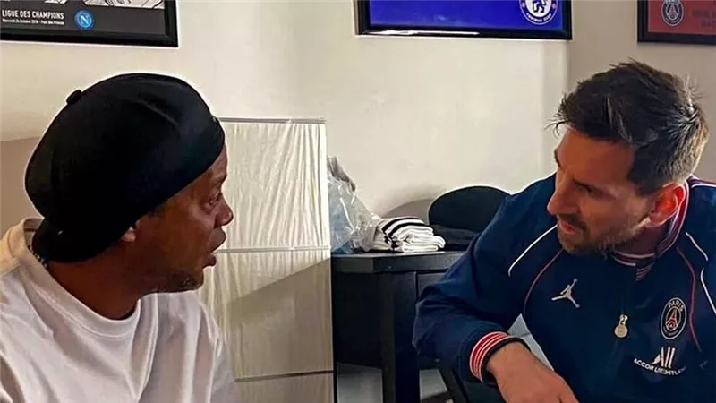 رونالدينيو: سحر ميسي لا يمكن مقارنته هو الأفضل في التاريخ