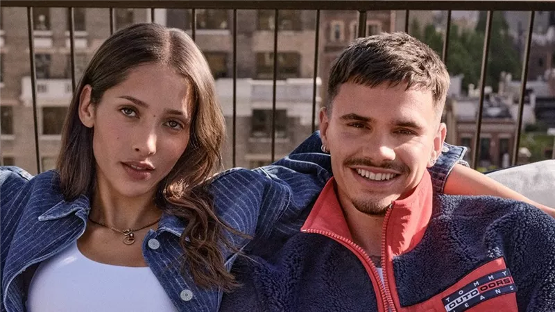 تومي هيلفيغر تختار نجل ديفيد بيكهام وجهًا لحملتها الجديدة للدنيم