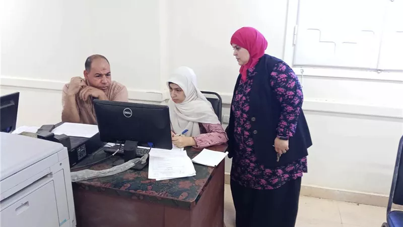 مدير عام المواد الثقافية بمنطقة السويس الأزهرية تتفقد سير منظومة طعون الثانوية