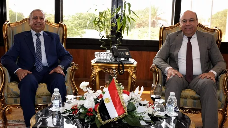 وزارة الطيران والأكاديمية العربية توقعان بروتوكولًا لتأهيل الكوادر 
