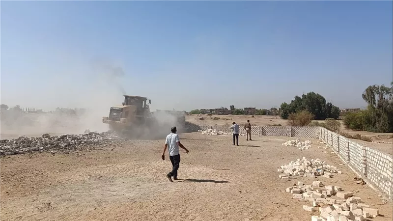 استرداد 11 ألف و600 متر من أراضي الدولة خلال حملة مكبرة بقوص