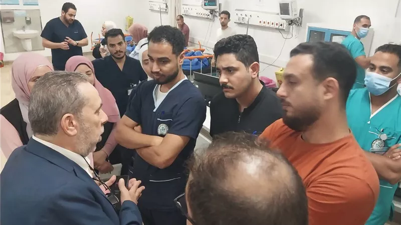 نائب مدير فرع الرعاية الصحية بالسويس يتفقد مجمع السويس الطبي لمتابعة الخدمات