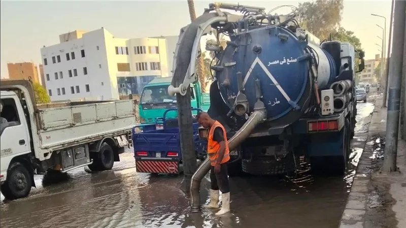 حملات مكثفة بالجيزة لرفع المخلفات وفض بؤر فرز القمامة بشارع فيصل