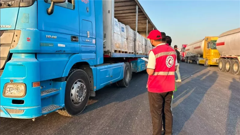 الهلال الأحمر المصري يدفع بأكثرمن 98 ألف سلة غذائية من المساعدات «زاد العزة»